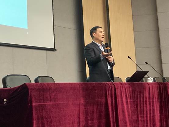 图片包含 室内, 男人, 房间, 大描述已自动生成